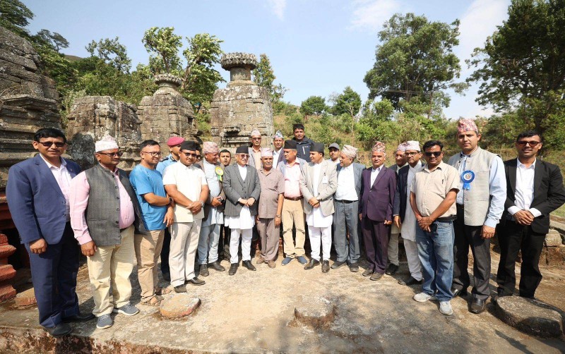 प्रधानमन्त्री प्रचण्डले गरे ग्यास उत्खनन क्षेत्रको निरीक्षण